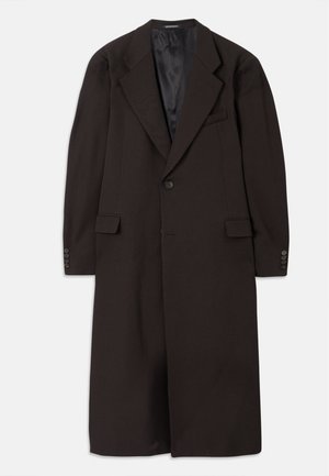 Garšīgs brūns mētelis ar līkumu apkakli, vienu pogu aizdari un sānu kabatām. Iekšējā odere ir gluda, bet piedurknes ir šūtas ar pogu akcentiem.