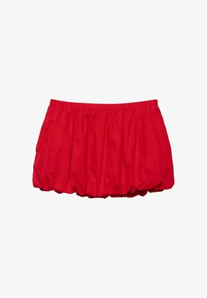 Fustă cu balon roșu, cu talie elastică și material adunat, voluminos, creând o siluetă pufoasă.
