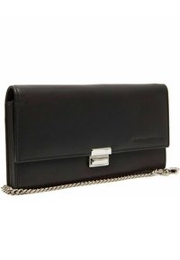 Clutch in pelle nera con chiusura in argento e tracolla a catena, forma rettangolare, design minimalista, nome del marchio impresso sulla parte frontale.