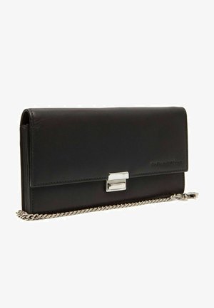 Clutch in pelle nera con chiusura in argento e tracolla a catena, forma rettangolare, design minimalista, nome del marchio impresso sulla parte frontale.