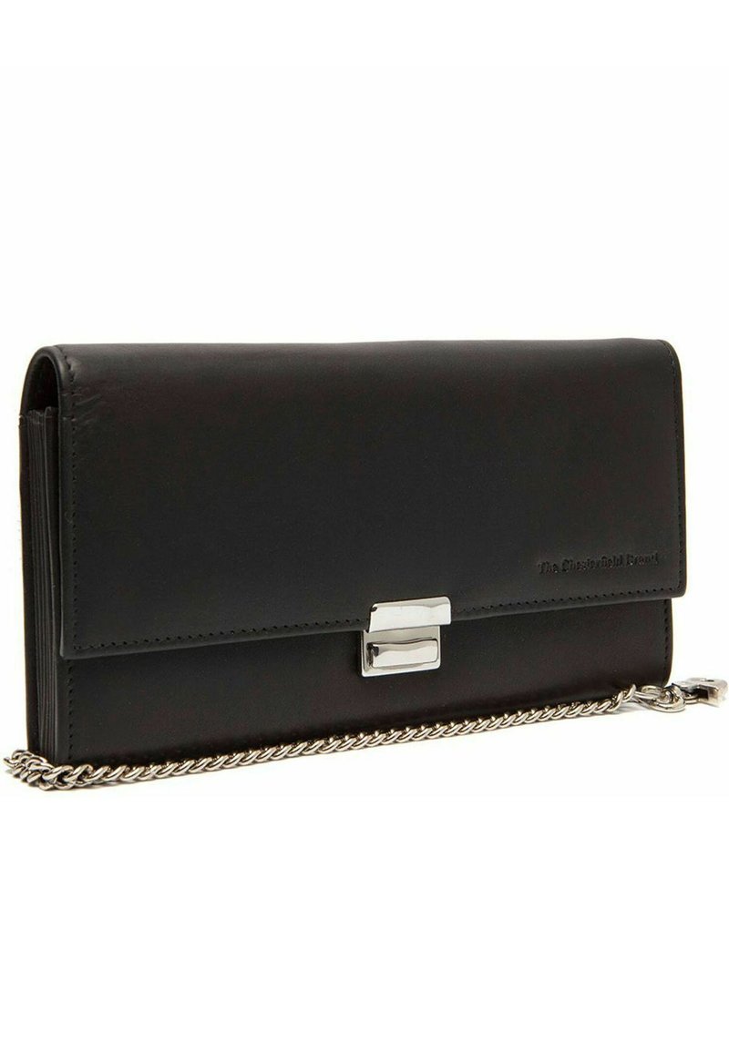 Clutch in pelle nera con chiusura in argento e tracolla a catena, forma rettangolare, design minimalista, nome del marchio impresso sulla parte frontale.