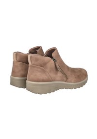 Par de botas de ante marrón claro hasta el tobillo con cremalleras laterales y suelas de goma beige gruesas, mostradas desde una vista angular trasera.