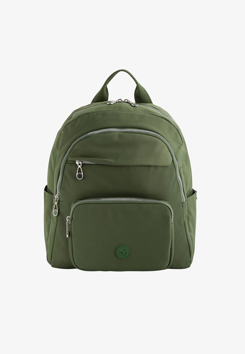 Mochila verde con múltiples compartimentos con cremallera, bolsillos laterales y un asa en la parte superior sobre un fondo blanco.
