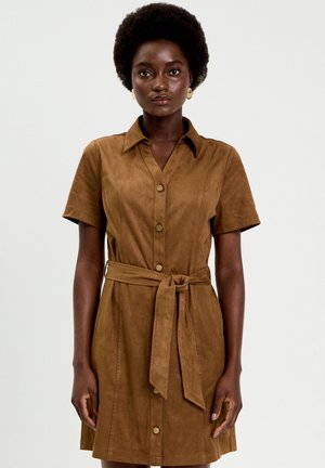 KURZ GESCHNITTENES MIT KRAGEN - Vestido camisero - marron foncé