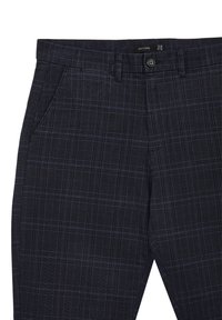 Pantalons à carreaux navy en tissu au toucher doux ; dotés de poches avant et d'une fermeture à bouton. Fines lignes bleu clair dans le motif.
