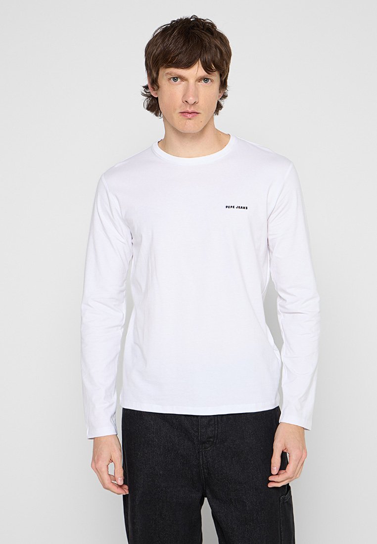 Camiseta blanca de manga larga hecha de algodón, con un pequeño logo negro en el lado izquierdo del pecho. Diseño clásico de cuello redondo, tejido ligero.