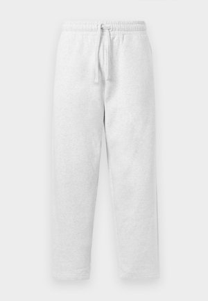 Svijetlosive trenirke od mekog materijala, s elastičnim pojasom i vezicom, u opuštenom kroju.