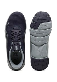 Scarpe sportive con tomaia in mesh blu navy e suola in gomma grigia. Presentano una punta testurizzata, un collo imbottito e un codice QR sulla soletta.