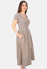 Khakifarbendes Midi-Kleid mit kurzen Ärmeln, tailliertem Oberteil und gerafftem Rock. Verfügt über seitliche Taschen und eine glatte, weiche Textur.