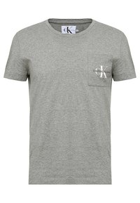Camiseta gris de manga corta hecha de algodón, con un bolsillo en el lado izquierdo del pecho que lleva un logo y texto en blanco, con cuello redondo.