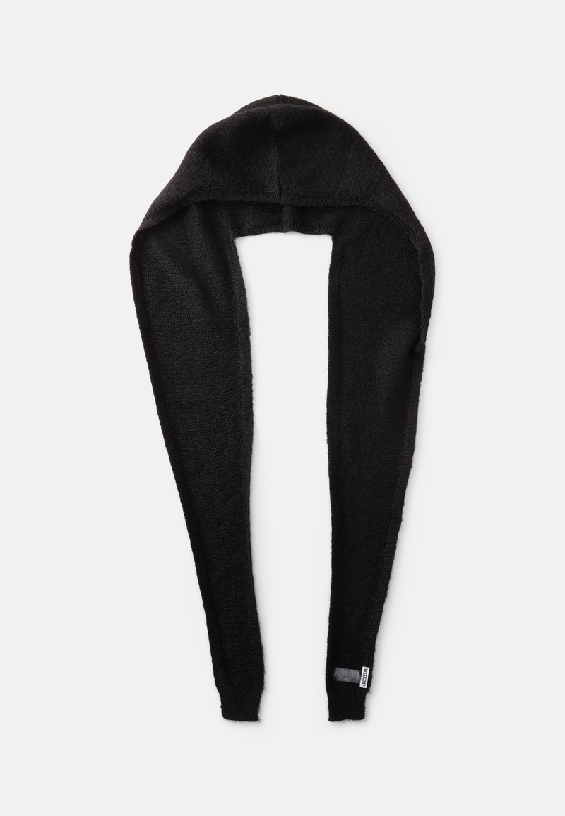 Svart strikket skjerf med hette, med teksturert stoff, forlengt form og et merke på den ene siden. Mykt materiale for varme.