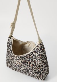 Sac à épaule en imprimé léopard avec une base beige, doté d'une fermeture zippée, en tissu doux, et d'une poche intérieure pour l'organisation.