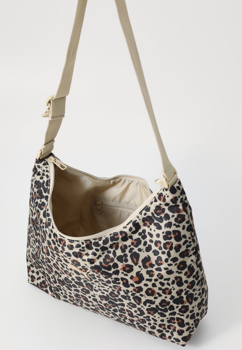 Borsa a tracolla con stampa leopardata, base beige, chiusura con zip, tessuto morbido e tasca interna per l'organizzazione.