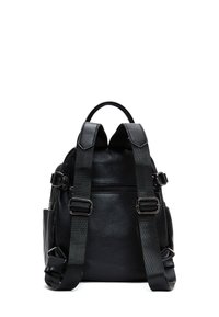 Mochila negra de cuero con correas de tela ajustables, asa en la parte superior, bolsillo con cremallera en la parte trasera y bolsillos laterales para almacenamiento. Superficie texturizada.