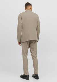Jack & Jones PREMIUM JPRFRANCO TROUSER - Pantalones chinos - weathered teak