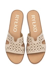Beżowe klapki na płaskiej podeszwie z perforowanym syntetycznym wierzchem, wyściełaną wkładką oraz płaską podeszwą. Marka "RYŁKO" nadrukowana na wkładce.
