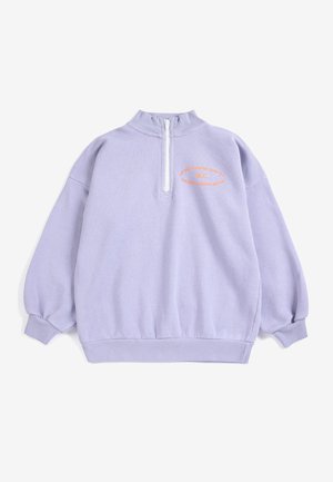 Pull violet clair à manches longues avec une courte fermeture éclair blanche au col et un petit texte orange sur la poitrine gauche.