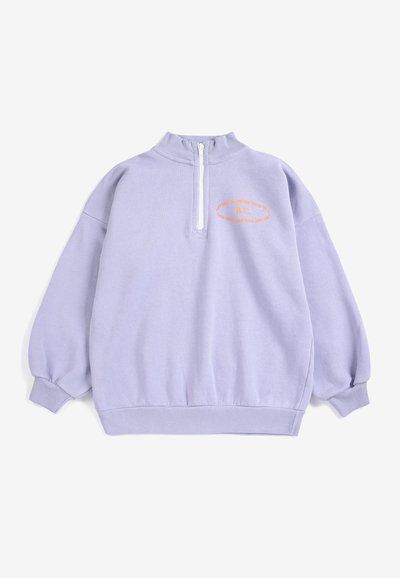 Pull violet clair à manches longues avec une courte fermeture éclair blanche au col et un petit texte orange sur la poitrine gauche.