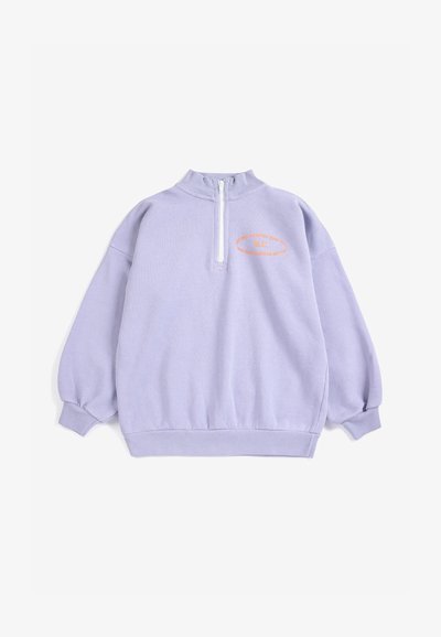 Pull violet clair à manches longues avec une courte fermeture éclair blanche au col et un petit texte orange sur la poitrine gauche.