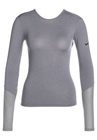 Szara sportowa koszulka z długim rękawem i okrągłym dekoltem, o gładkiej fakturze, z kontrastującymi jasnoszarymi akcentami na rękawach oraz logo Nike na ramieniu.
