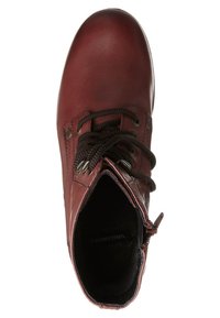 Bottine en cuir marron à lacets vue de dessus, avec des œillets métalliques et une doublure en tissu à l'intérieur de l'ouverture de la cheville.