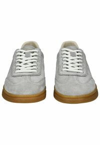 Zapatillas de ante gris claro con cordones blancos, puntera redonda y suela de goma. Presenta un collar ligeramente acolchado y un diseño de suela texturizada.