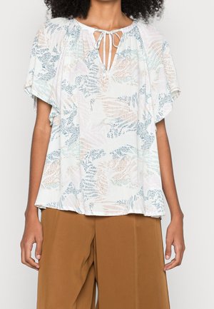 Blusa leggera e chiara con un motivo astratto testurizzato nei colori blu, rosa e crema. Presenta un collo a V con lacci e maniche corte e fluide.