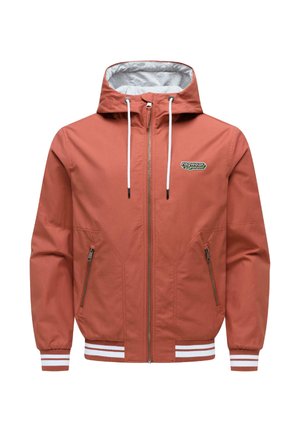 Giacca con cappuccio color ruggine con cordini bianchi, cerniera frontale, tasche con cerniera, polsini a coste e logo "ragwear" sul petto.