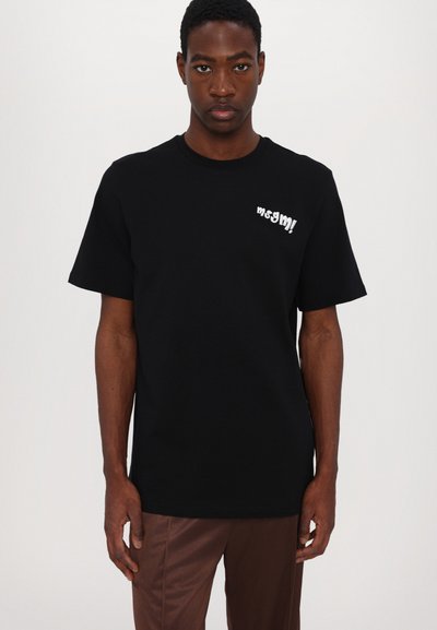 Camiseta de algodón negra con mangas cortas. Presenta un texto gráfico blanco en el área del pecho izquierdo. Corte clásico con un cuello redondo.