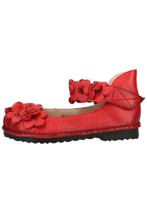Scarpa piatta in pelle rossa con decorazioni floreali sulla punta e sulla fascia. Presenta una tomaia testurizzata e una suola in gomma per una migliore aderenza.
