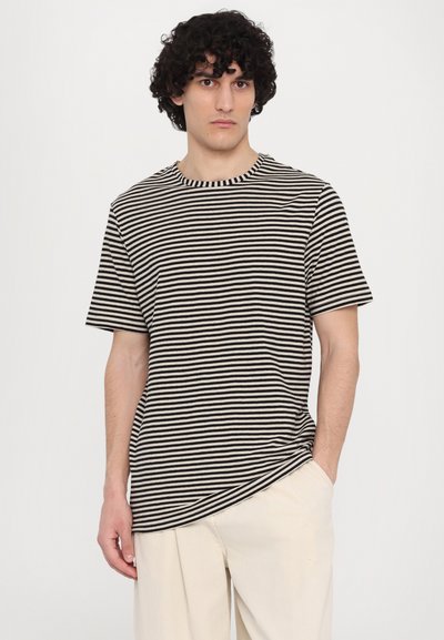 Tricou rayé negru și bej cu guler rotund și mâneci scurte, având o croială lejer�ă și o textură de material moale.