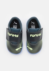 Puma FUTURE 7 PLAY TT UNISEX - Ghete de fotbal pentru gazon sintetic - gray skies/elektro purple/fizzy apple/white