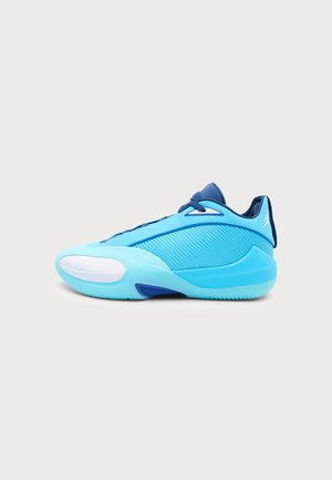 Felblauwe en marineblauwe lage sportieve sneaker met mesh-zijden, wit teen detail en veters op een lichte achtergrond.