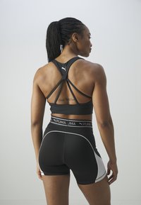Puma 4KEEPS EVOLVE LONGLINE - Brassières de sport à maintien normal - black