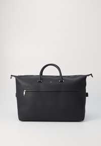 Sac de voyage en cuir noir avec poignées supérieures, fermeture éclair et poche zippée à l'avant. Surface texturée avec des accents en métal argenté.