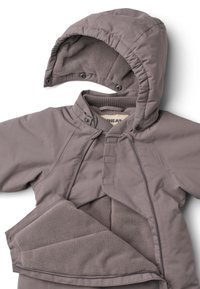 Szary płaszcz na zewnątrz z kapturem wyściełanym polarem, zapięciem na zatrzaski z przodu oraz bocznymi kieszeniami na suwak. Charakteryzuje się miękką fakturą i izolowaną podszewką.