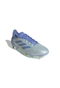 Crampon de football bleu avec tige en synthétique, arborant trois bandes bleu foncé, une finition texturée et des crampons blancs sur la semelle.