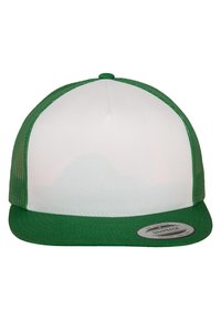 Zöld és fehér snapback sapka, merev elülső panellel, hálós oldallal és lapos vízszintes brimmel. A brimen kerek címke található.
