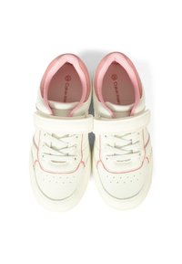 Białe sneakersy z różowymi akcentami, z rzepem, sznurowadłami, perforowanym noskiem oraz wyściełanym różowym wnętrzem.