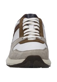 Lekki sneaker z białą siateczką, brązowymi suedowymi akcentami, płaskimi sznurówkami i czarną gumową podeszwą. Okrągły kształt nosa, minimalne logo.