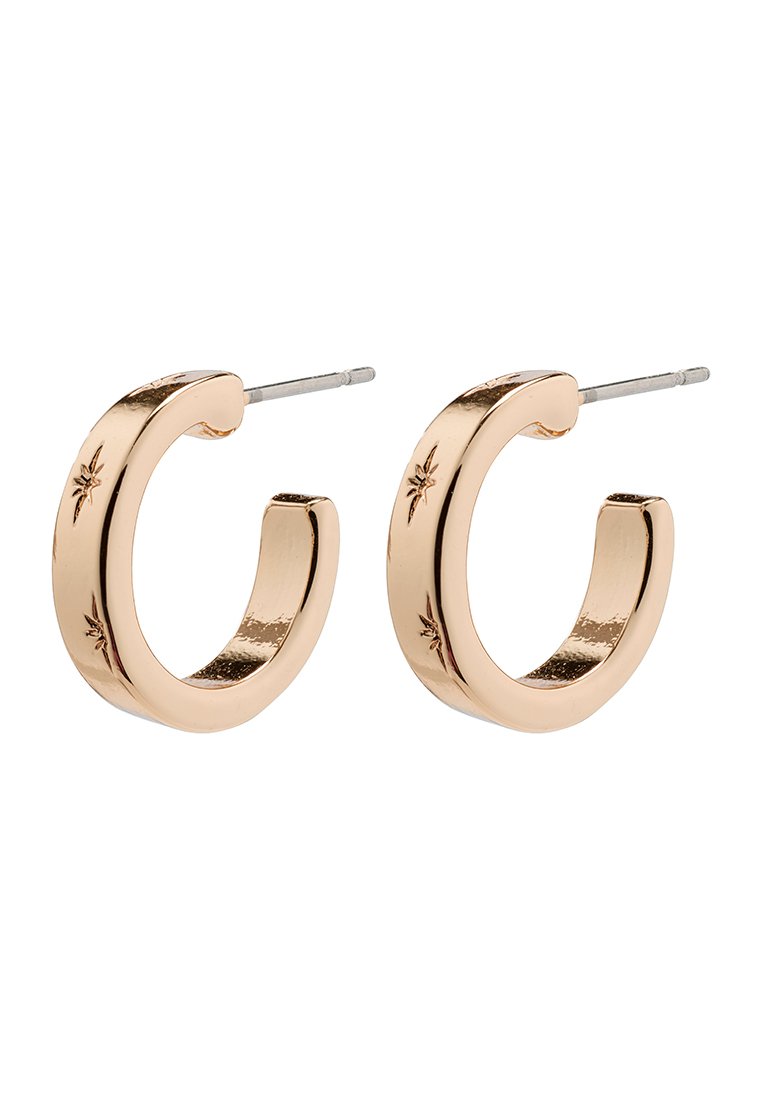 Pendientes de aro en oro rosa con un acabado suave y patrones de estrellas grabados. Los pendientes cuentan con un cierre de presión para un uso seguro.