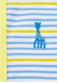 Tessuto di cotone a righe con righe azzurre chiare, bianche e gialle. Design di giraffa ricamato in blu vicino al centro, chiusura a bottoni sul bordo.