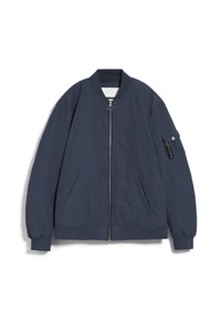Veste bomber bleu foncé avec fermeture éclair devant, deux poches latérales, poignets côtelés et une poche zippée avec bouton-pression sur la manche gauche.
