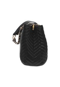 Borsa a tracolla in pelle nera trapuntata con chiusura a zip, una tracolla con catena e un distintivo motivo a spina di pesce lungo i lati.