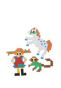 Kleurige kraalfiguren van een meisje met oranje vlechten, een springend wit paard met oranje accenten en een groene aap, allemaal op een witte achtergrond.