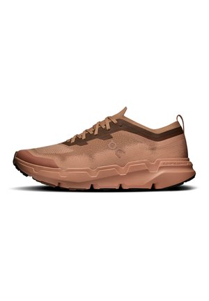 Chaussure de course athlétique beige et marron avec semelle épaisse et robuste, dessus en mesh, fermeture à lacets et languette au talon, vue de côté.