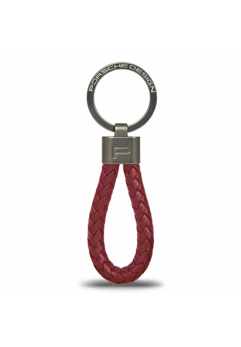 Portachiavi Porsche Design con un cinturino in pelle intrecciata rossa e un anello circolare grigio metallico con marchio inciso.