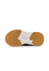 Semelle de chaussure avec un motif ondulé, combinaison de caoutchouc beige et de matériau blanc, avec des détails de marque affichés de manière visible.