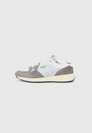 Sneaker in gray suede and white mesh, featuring a cream midsole, black outsole, and blue accent at the heel, with lace closure.