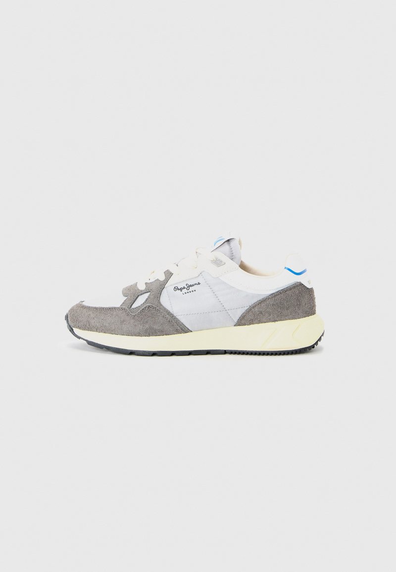 Sneaker in suede grigio e mesh bianco, con una suola intermedia color crema, suola nera e dettagli blu sul tallone, con chiusura a lacci.